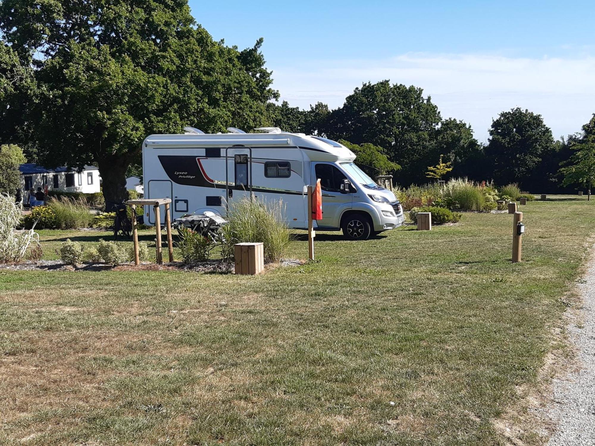 Camping Les Brillas Les Moutiers Exterior photo